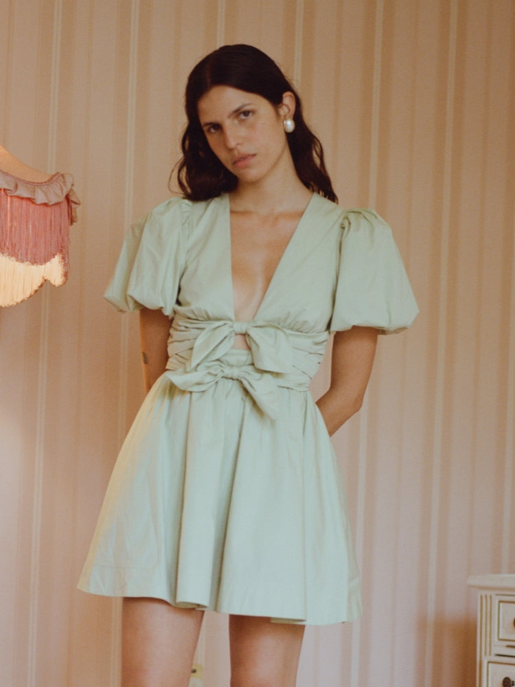 Mini-Kleid mit Schleifenausschnitt und Schnürung