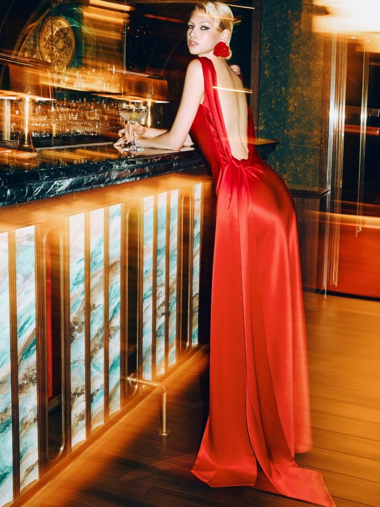 Gefesselt & Gezeichnet – Satin-Abendkleid