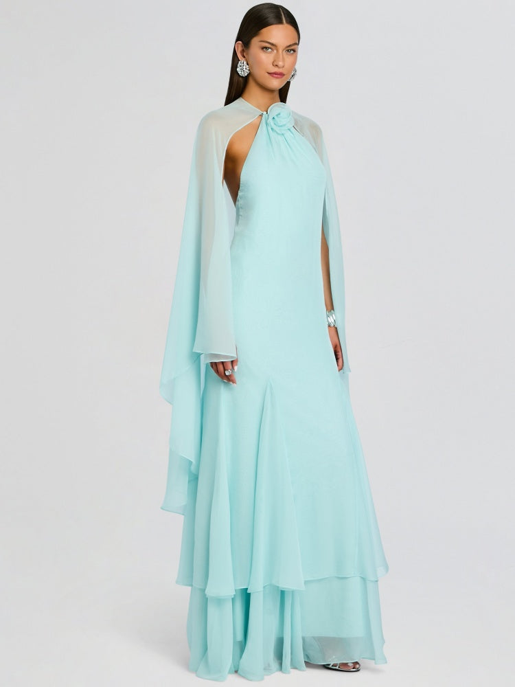 Eisblaues Abendkleid mit Kapuzenschal und Carmen-Ausschnitt