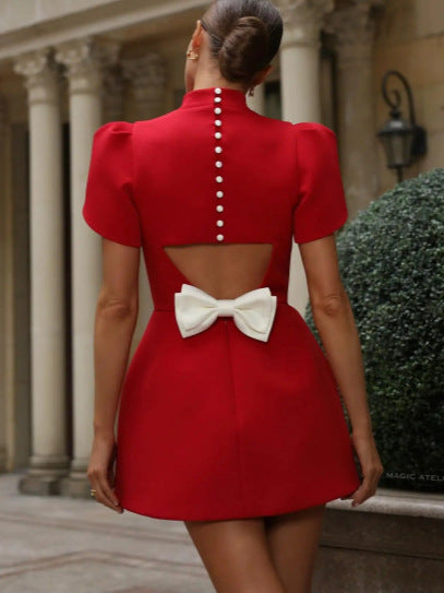 Rückenfreies Kleid mit kurzem Rock und Schleifendetail