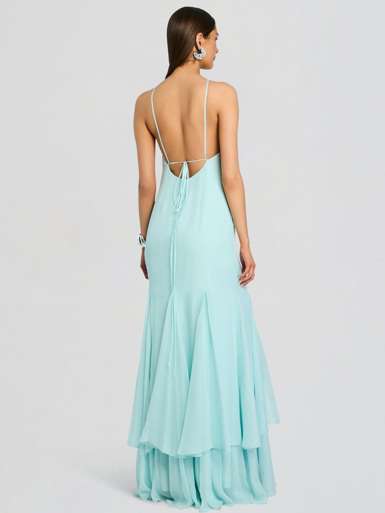 Eisblaues Abendkleid mit Kapuzenschal und Carmen-Ausschnitt