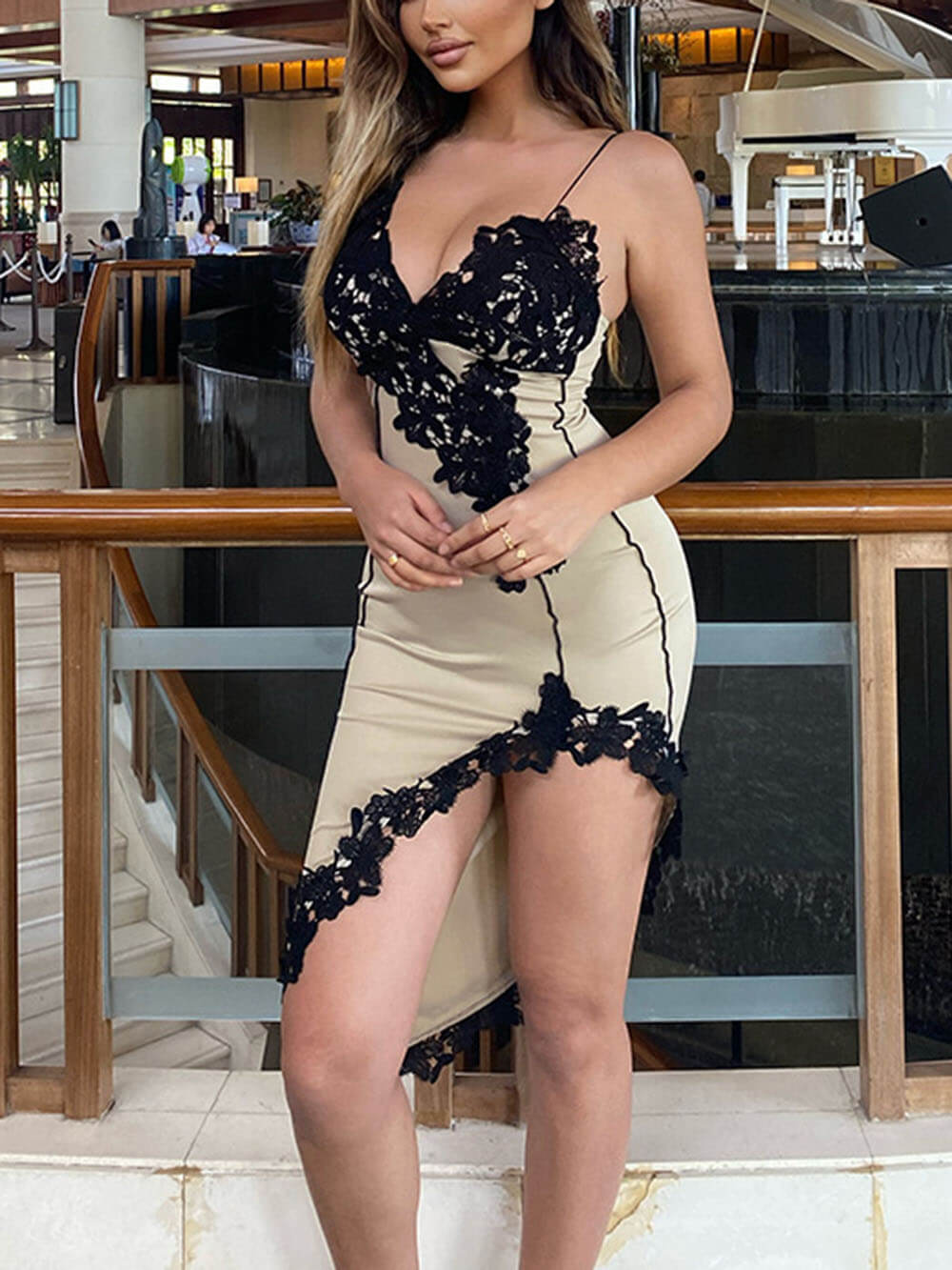 Kurzes, hüftbetontes Kleid mit V-Trägern und Spitze