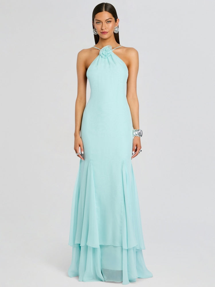 Eisblaues Abendkleid mit Kapuzenschal und Carmen-Ausschnitt