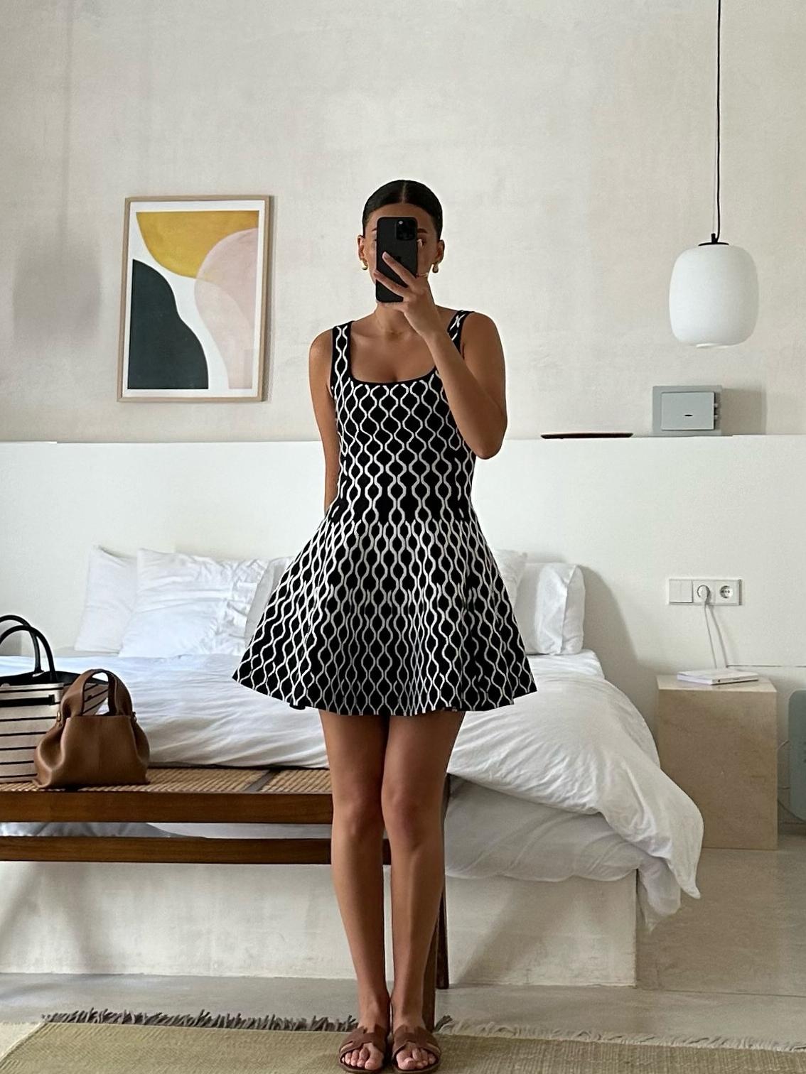 Wave-Streifen-Strickkleid Beschreibung