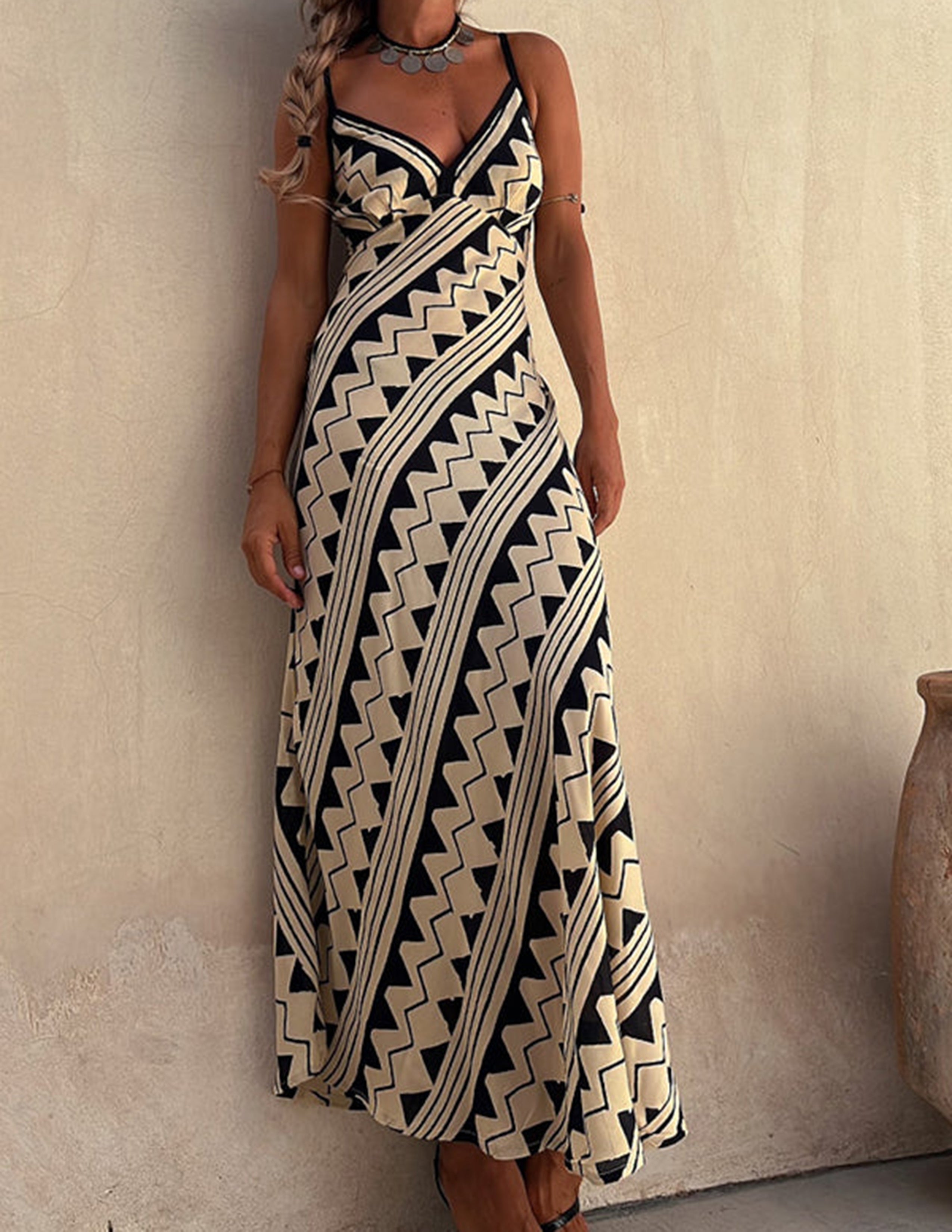 Exklusives Melody Satin Midi-Kleid mit ethnischem Druck und gesmoktem Rücken