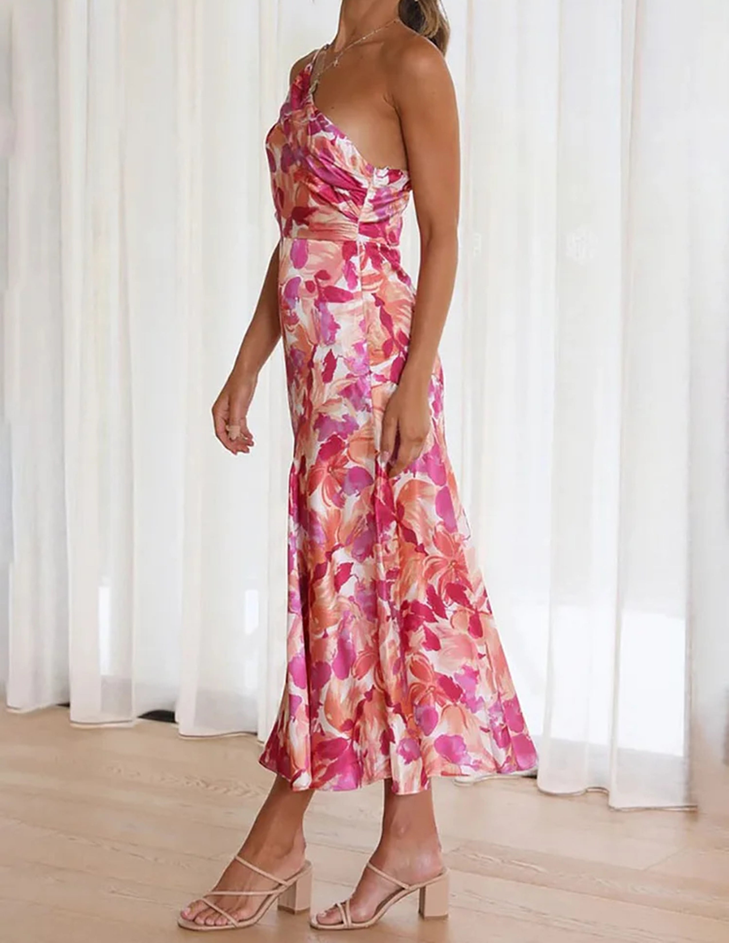 Pinkes, gerafftes Satinkleid mit One-Shoulder-Träger und Blumenmuster