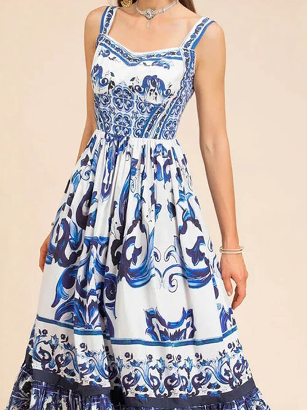 Lässiges, locker geschnittenes Trägerkleid mit Aufdruck