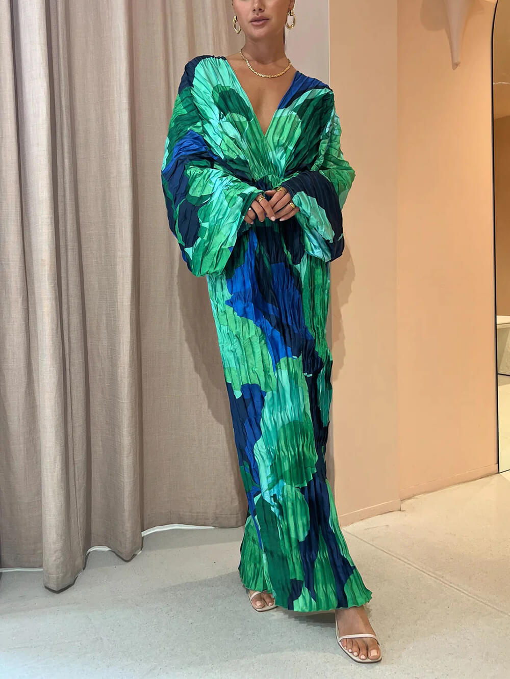 Locker sitzendes langes Resortkleid
