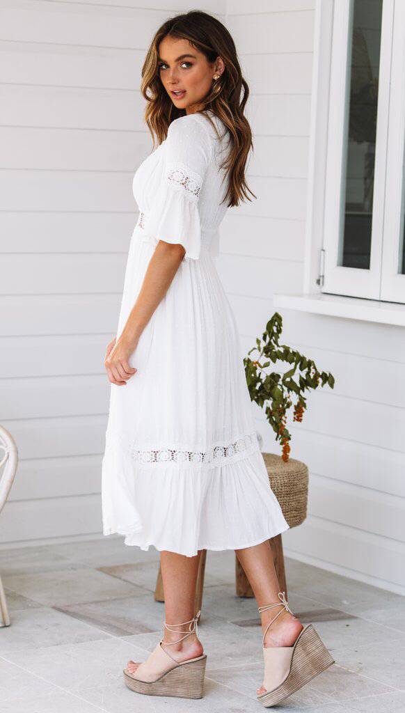 Weißes V-Ausschnitt-Kleid mit Rüschensaum und Spitze