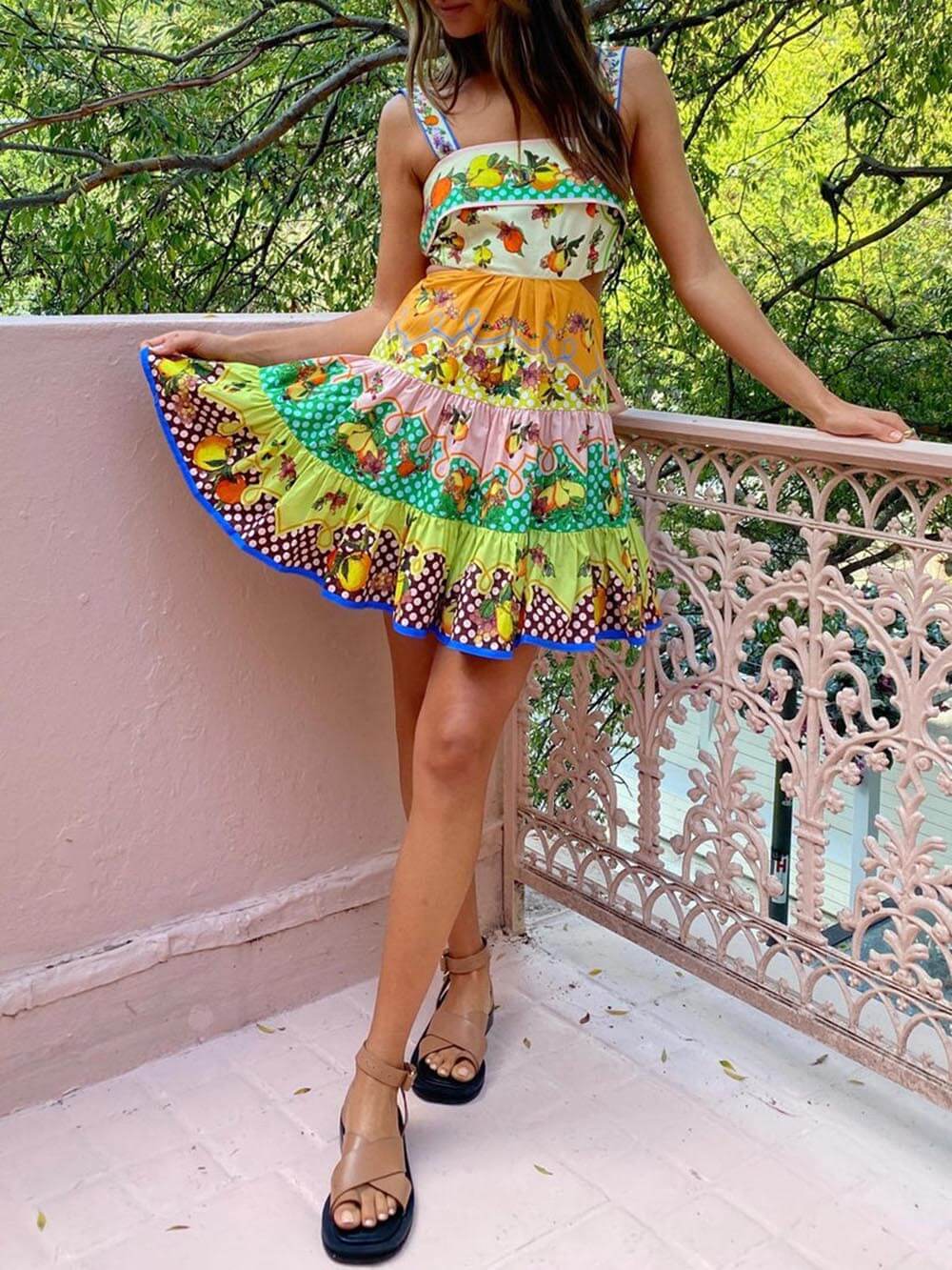 Sommerliches Mini-Kleid mit plissiertem Saum und mehrfarbigen Zitronen