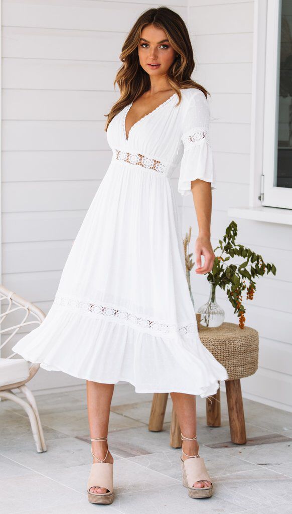 Weißes V-Ausschnitt-Kleid mit Rüschensaum und Spitze
