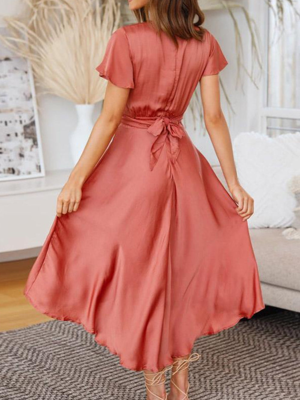 Salbeigrünes Satin Maxikleid zum Wickeln: Twist-Front Cutout