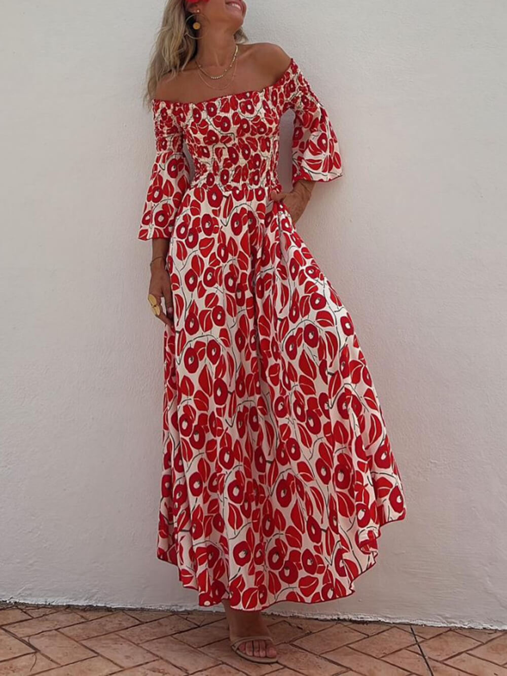 Geblümtes gesmoktes schulterfreies Maxikleid mit Taschen