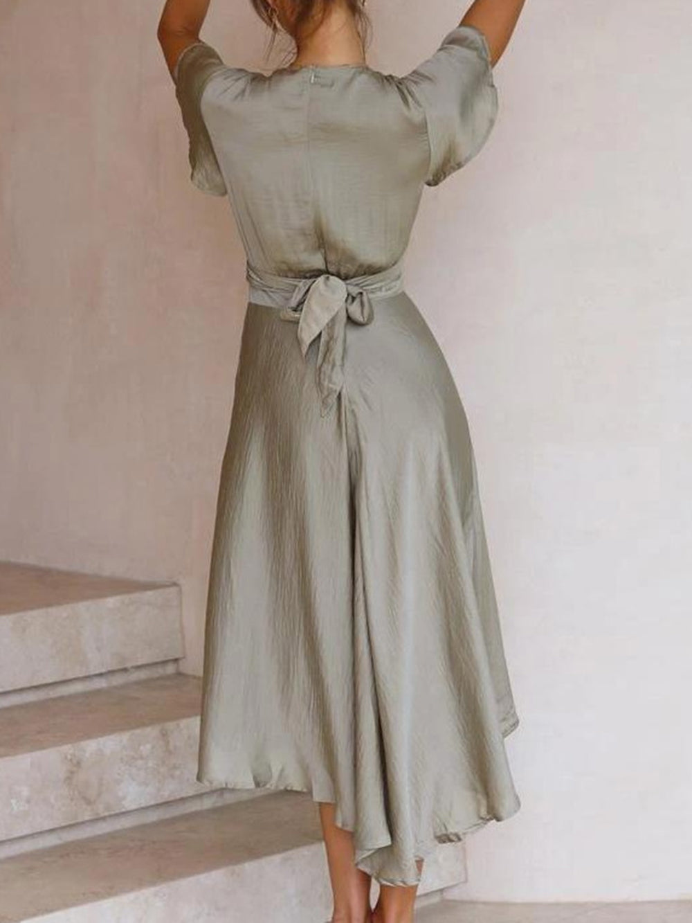 Salbeigrünes Satin Maxikleid zum Wickeln: Twist-Front Cutout