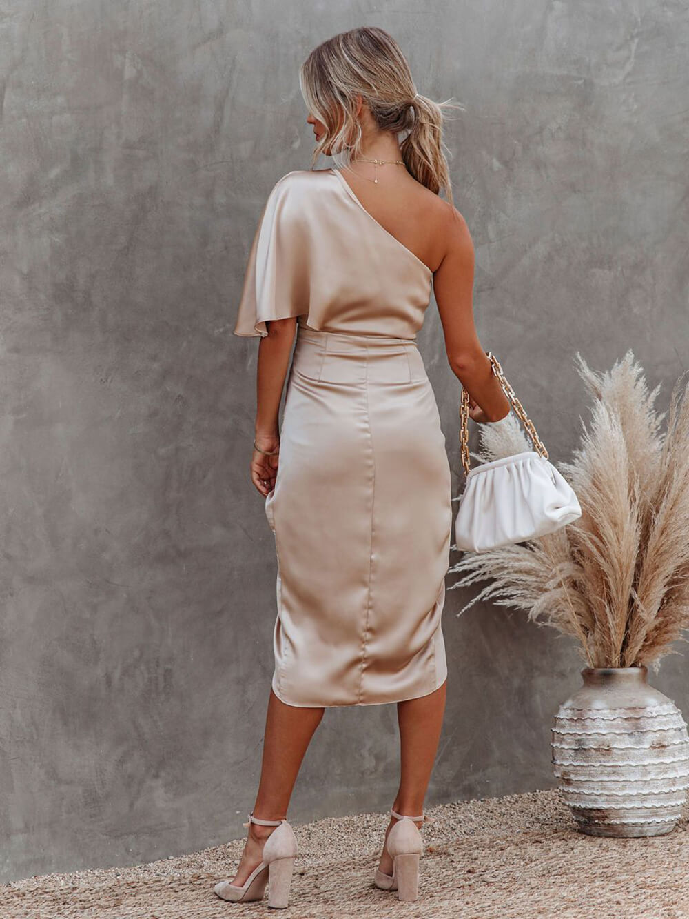 One Shoulder Midi-Kleid: Asymmetrischer Fall