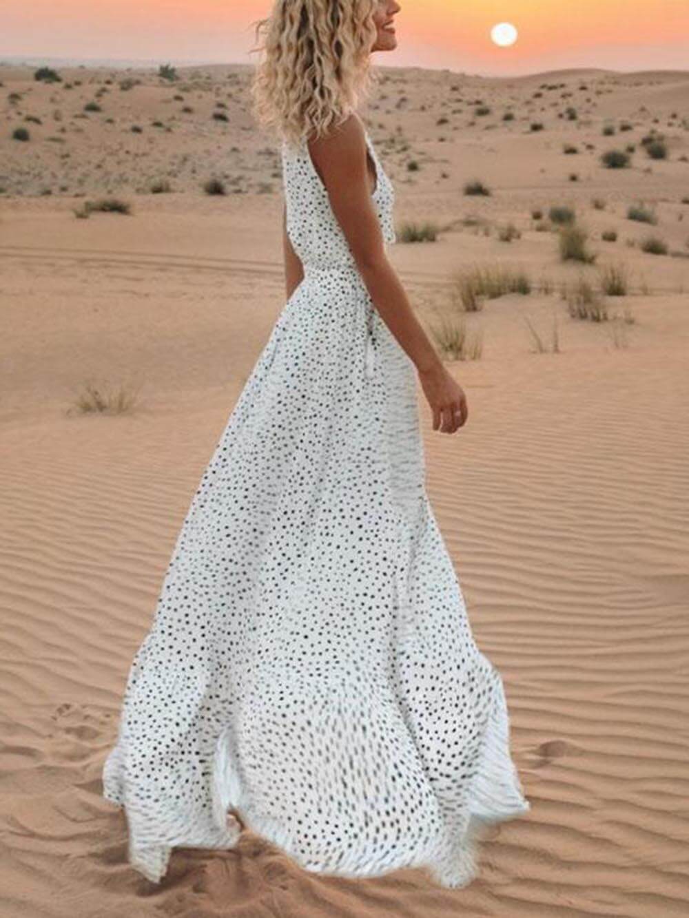 Böhmisches ärmelloses Maxikleid mit V-Ausschnitt und Tupfenmuster