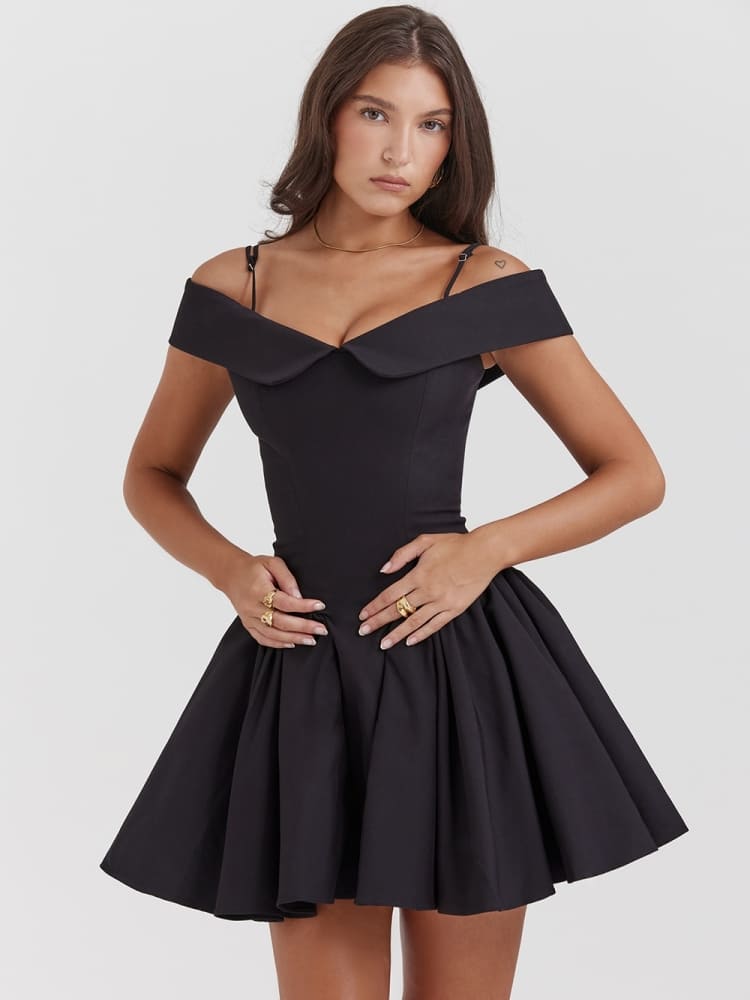 Schwarzes schulterfreies Spaghettiträger-Minikleid