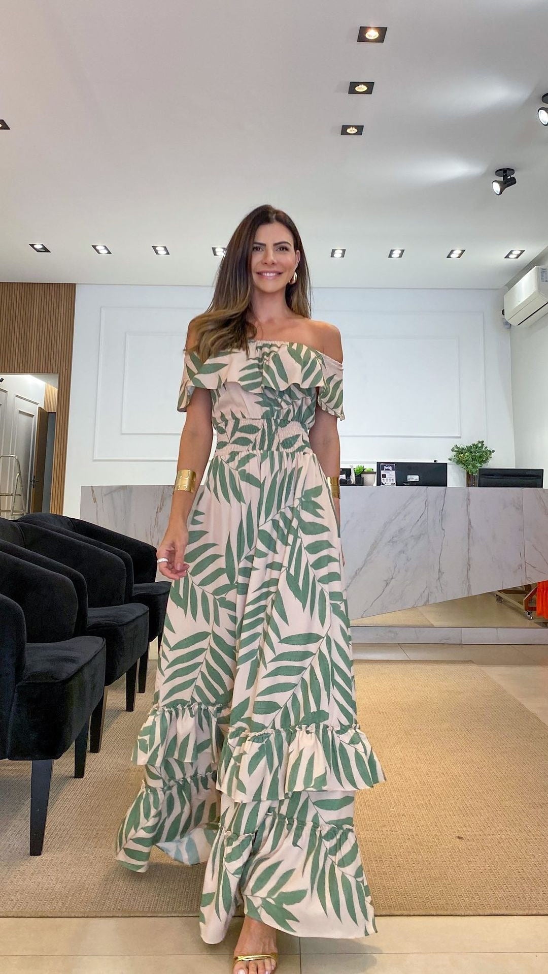 Maxikleid mit Palmenprint, Bindegürtel und einer Schulterpartie