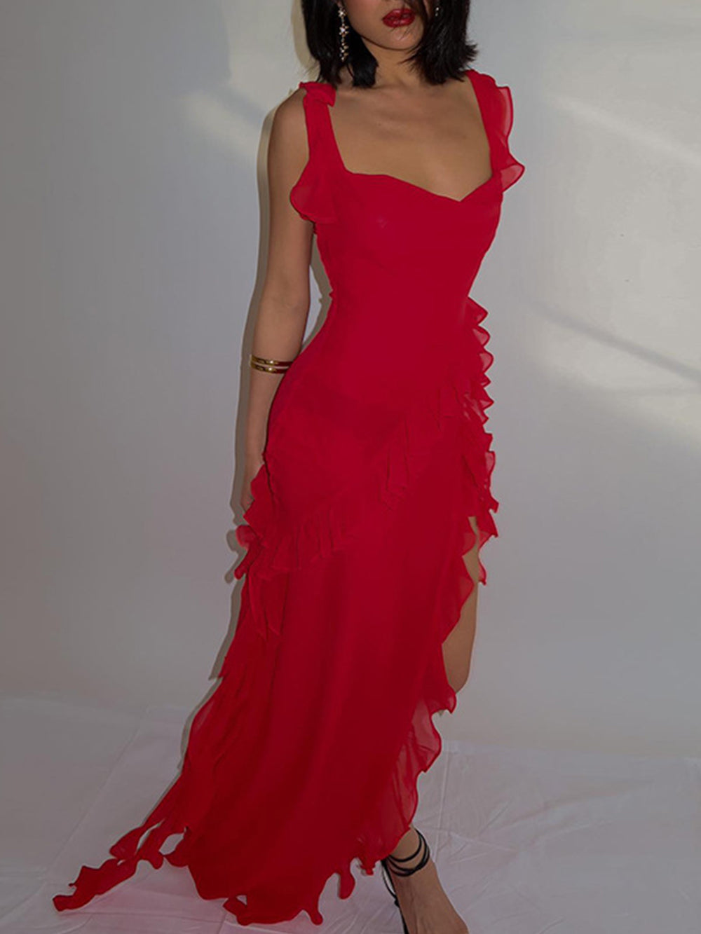 Rotes Chiffon-Maxikleid mit Rüschen