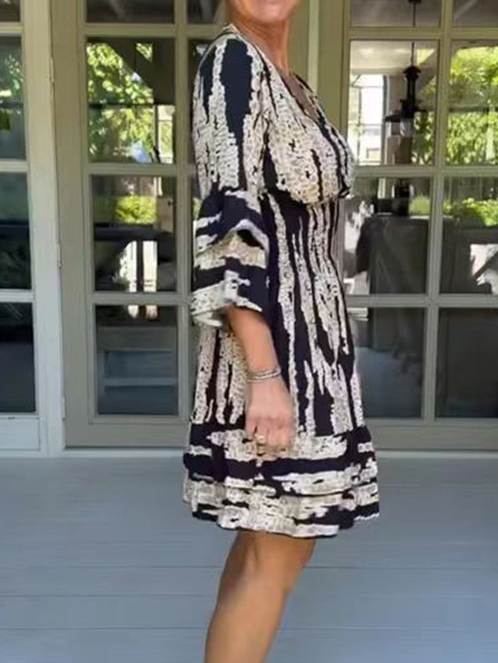 Plissiertes Kleid mit ausgestellten Ärmeln und Chevron-Muster