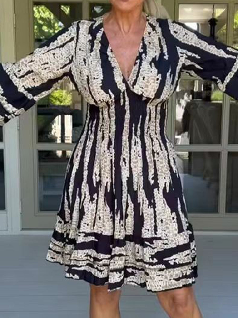 Plissiertes Kleid mit ausgestellten Ärmeln und Chevron-Muster