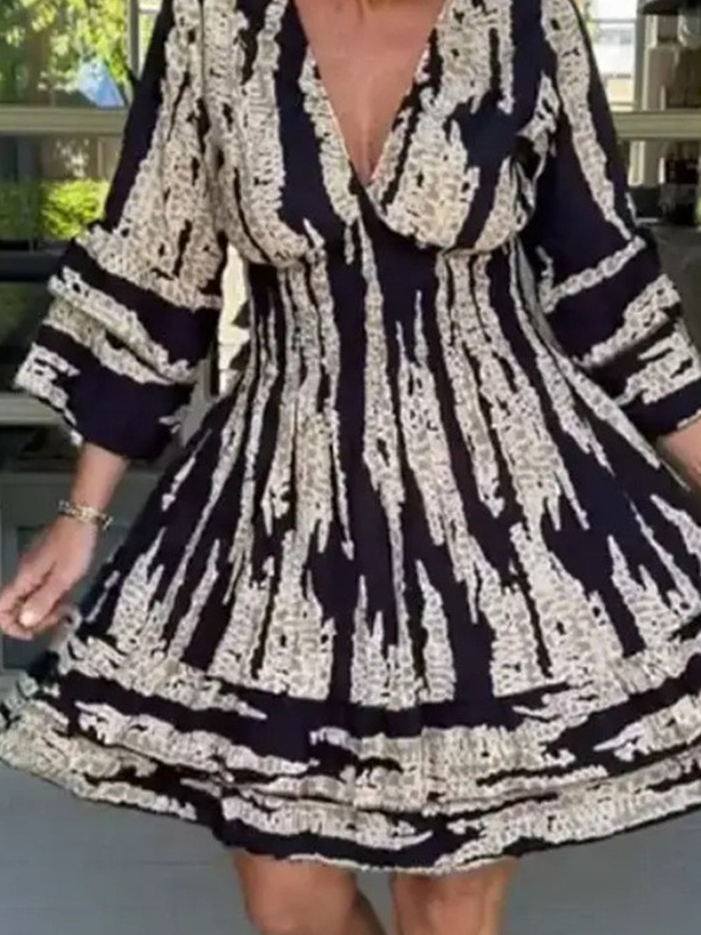 Plissiertes Kleid mit ausgestellten Ärmeln und Chevron-Muster