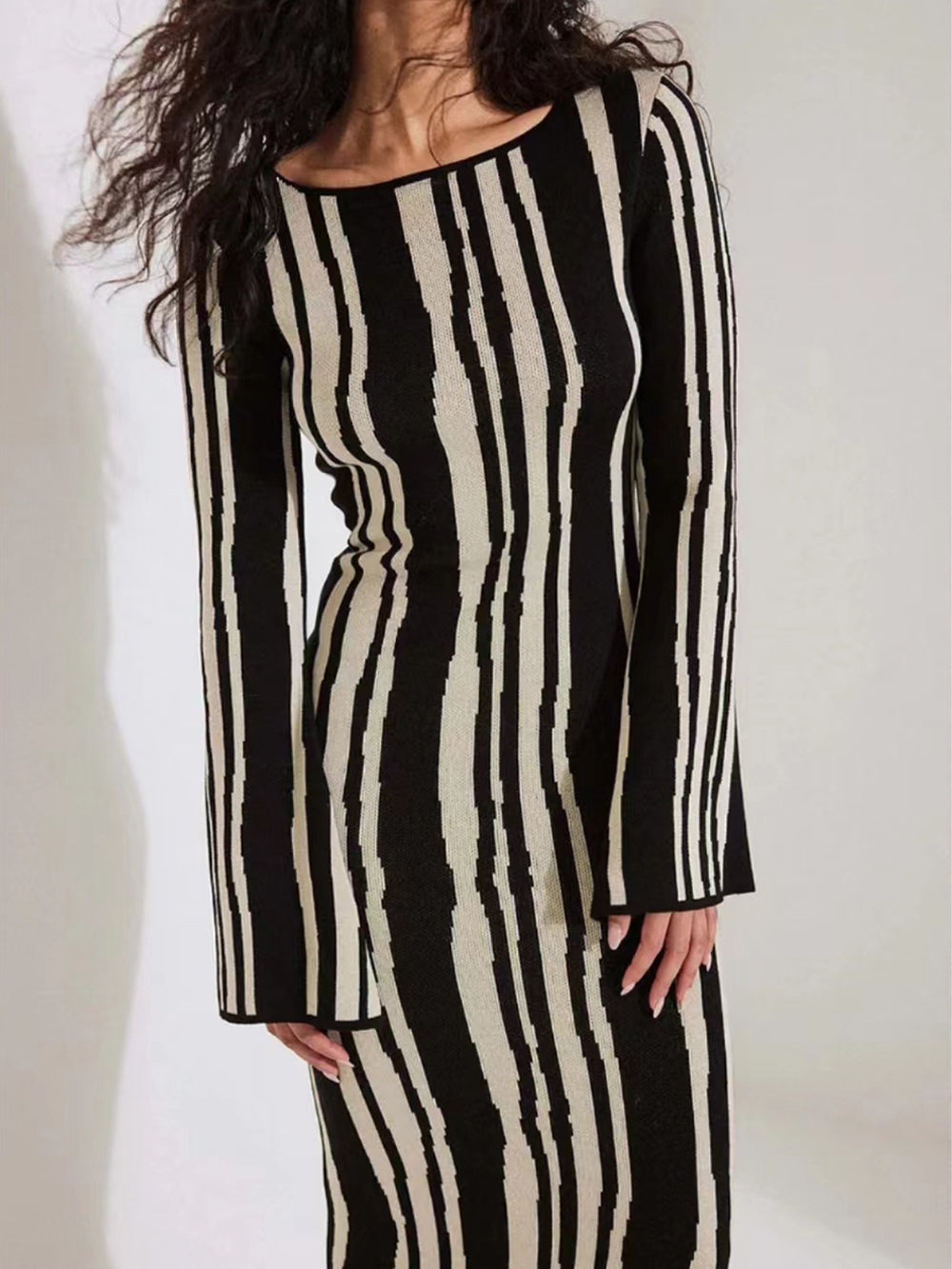 Maxikleid mit Kontrast-Glockenärmeln