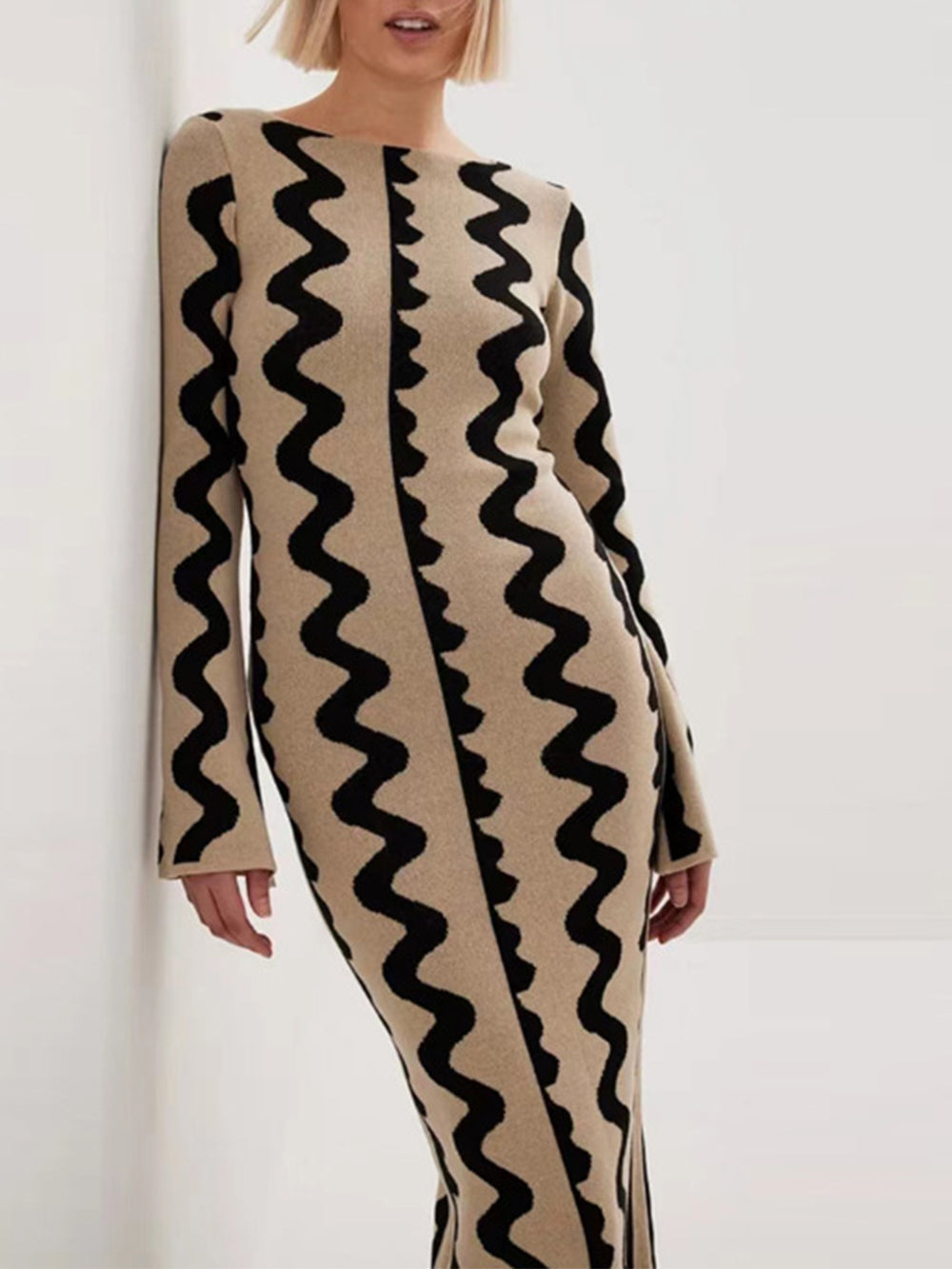 Maxikleid mit Kontrast-Glockenärmeln