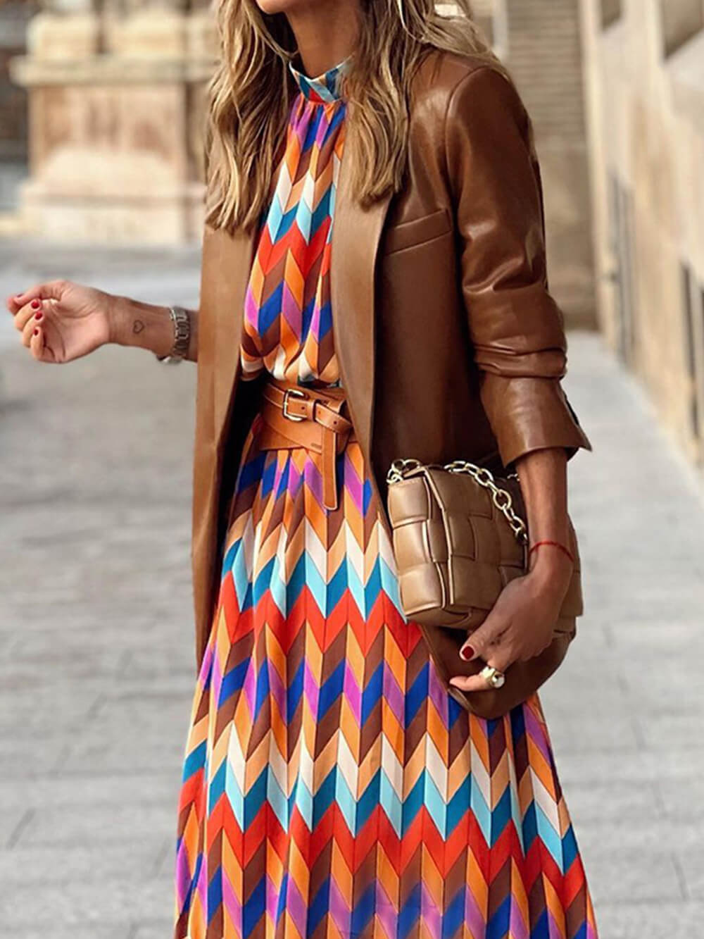 Elegantes knielanges Kleid mit Stehkragen