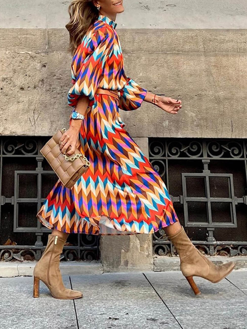 Elegantes knielanges Kleid mit Stehkragen