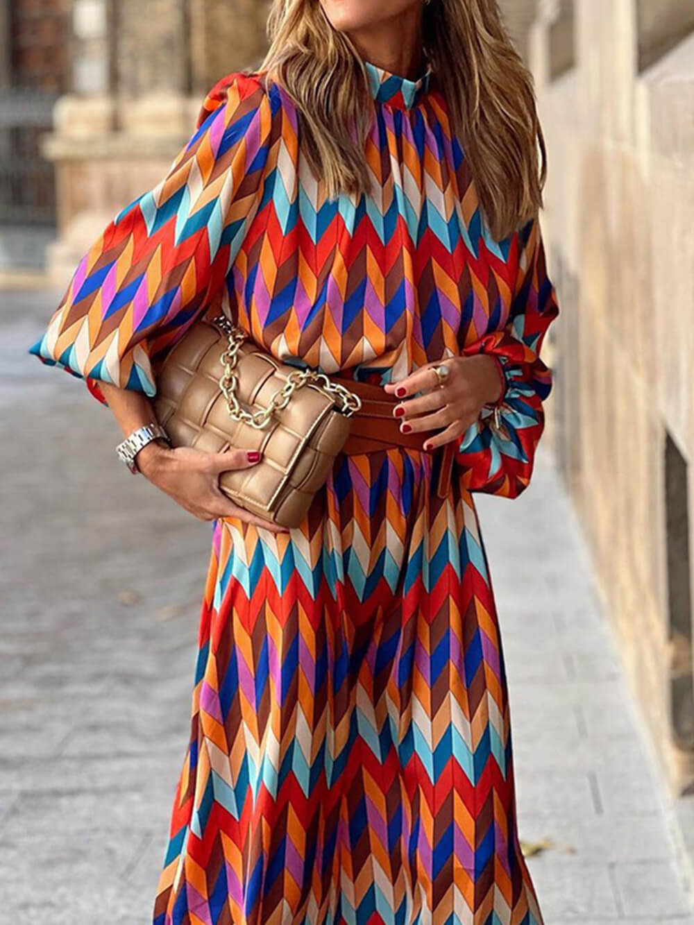 Elegantes knielanges Kleid mit Stehkragen
