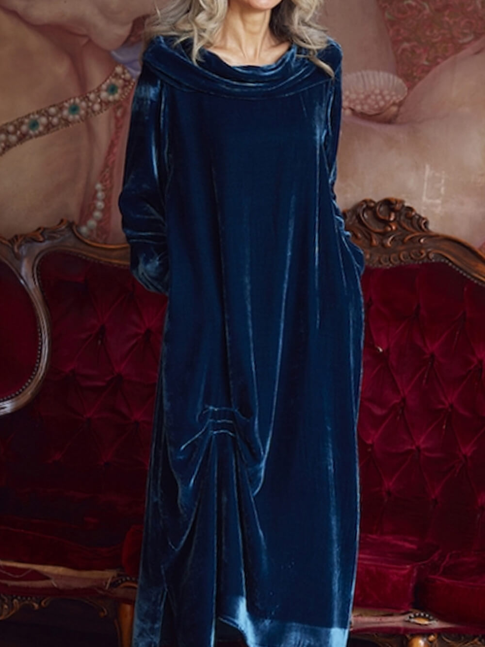 Midi-Kleid aus gerafftem Samt mit Wasserfallausschnitt