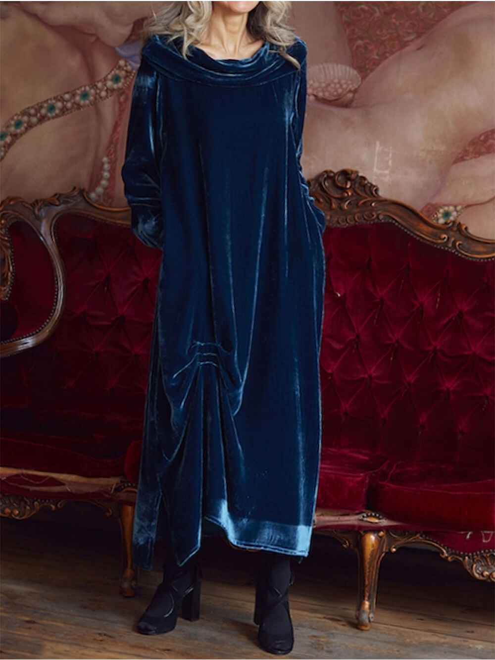 Midi-Kleid aus gerafftem Samt mit Wasserfallausschnitt