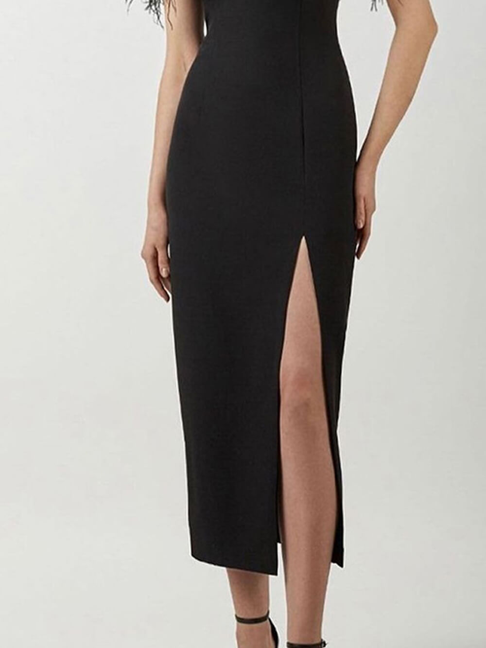 Ein schulterfreies Feder-Midikleid