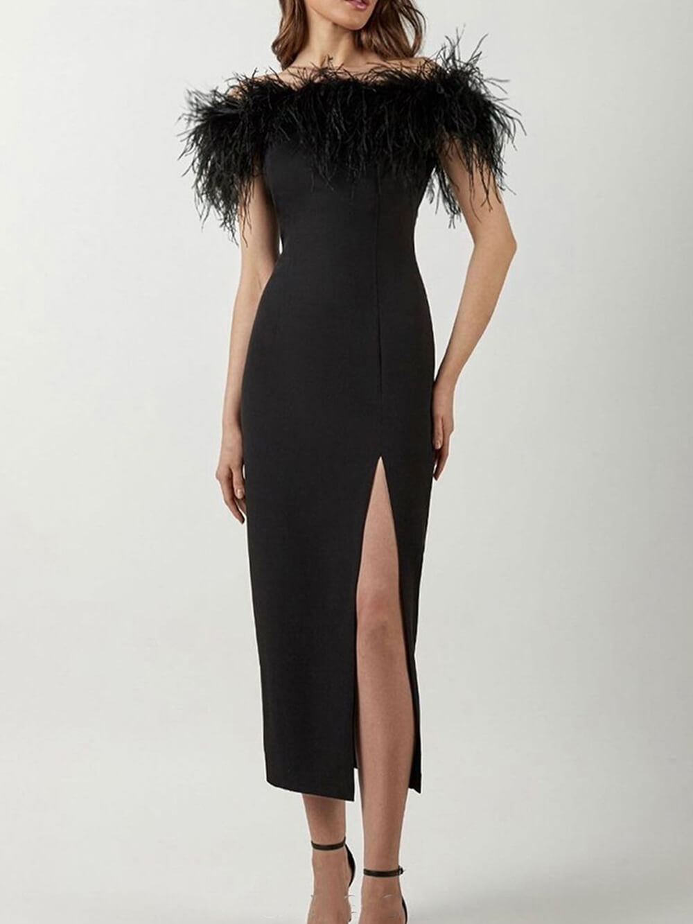 Ein schulterfreies Feder-Midikleid