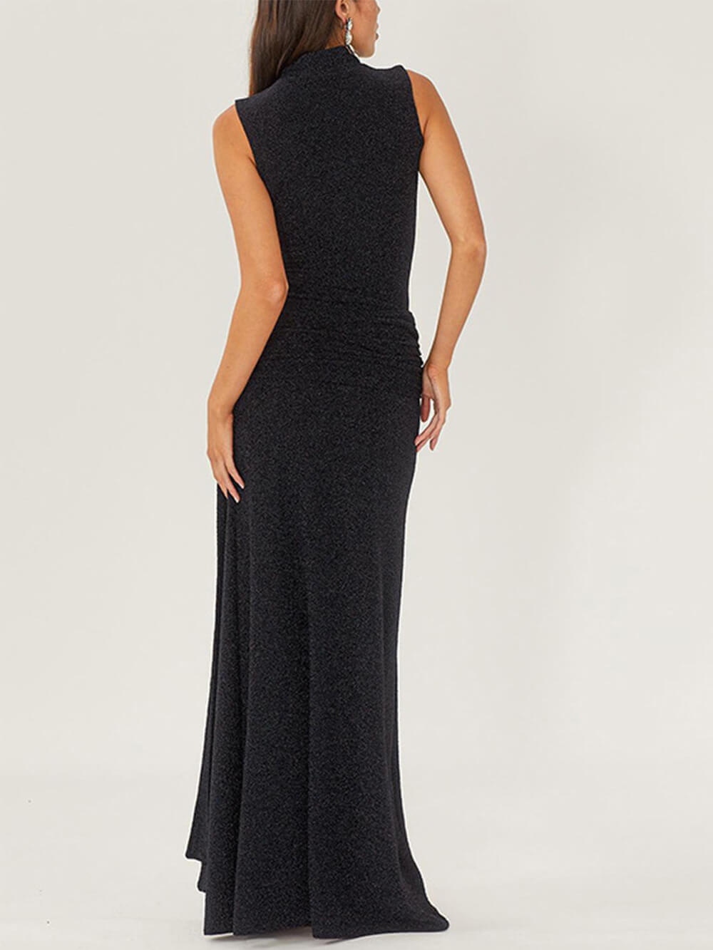 Ärmelloses hochgeschlossenes langes Kleid mit Bändern und Glanzseide