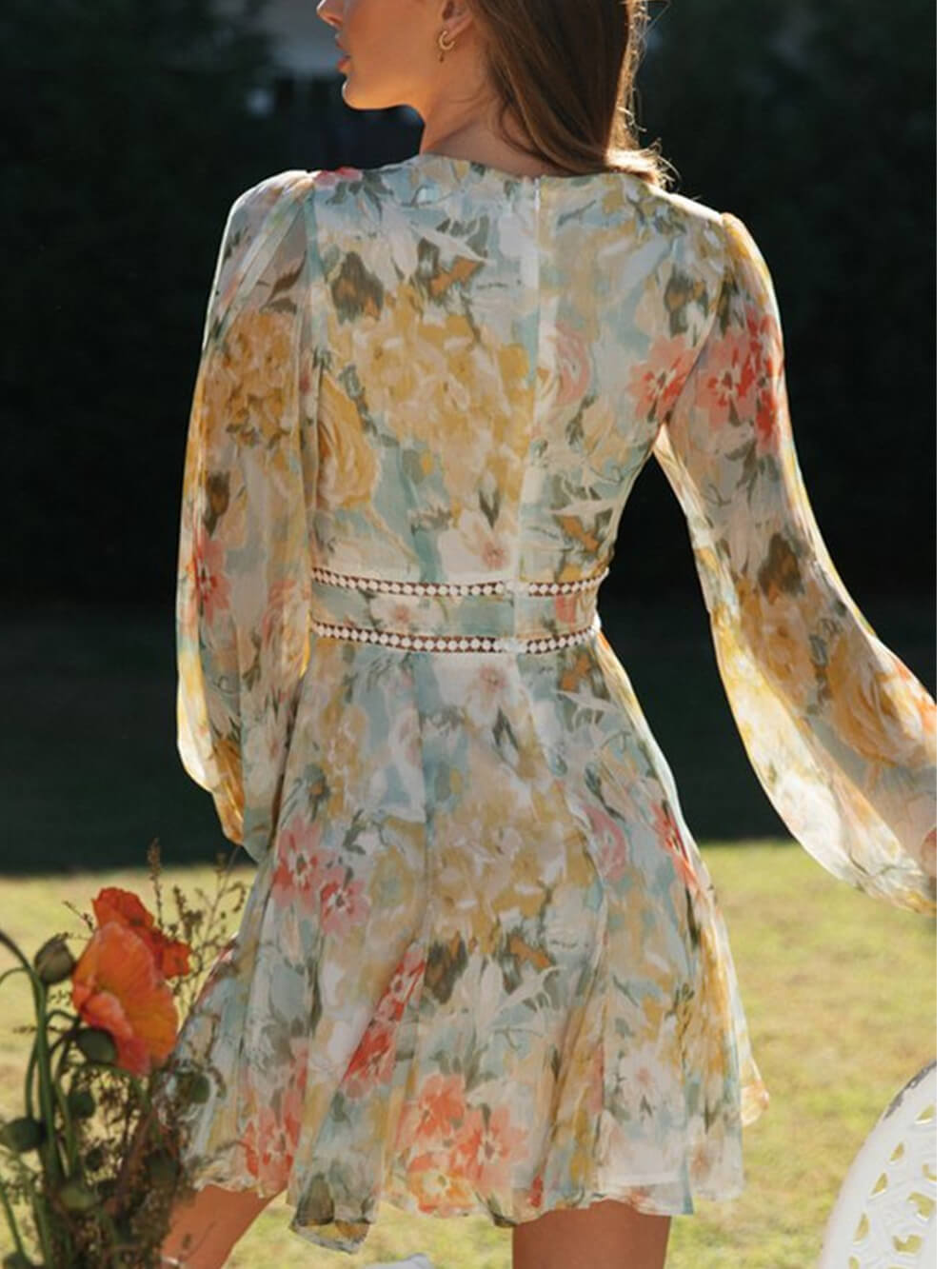 V-Ausschnitt Mini-Kleid mit Puffärmeln und Spitze