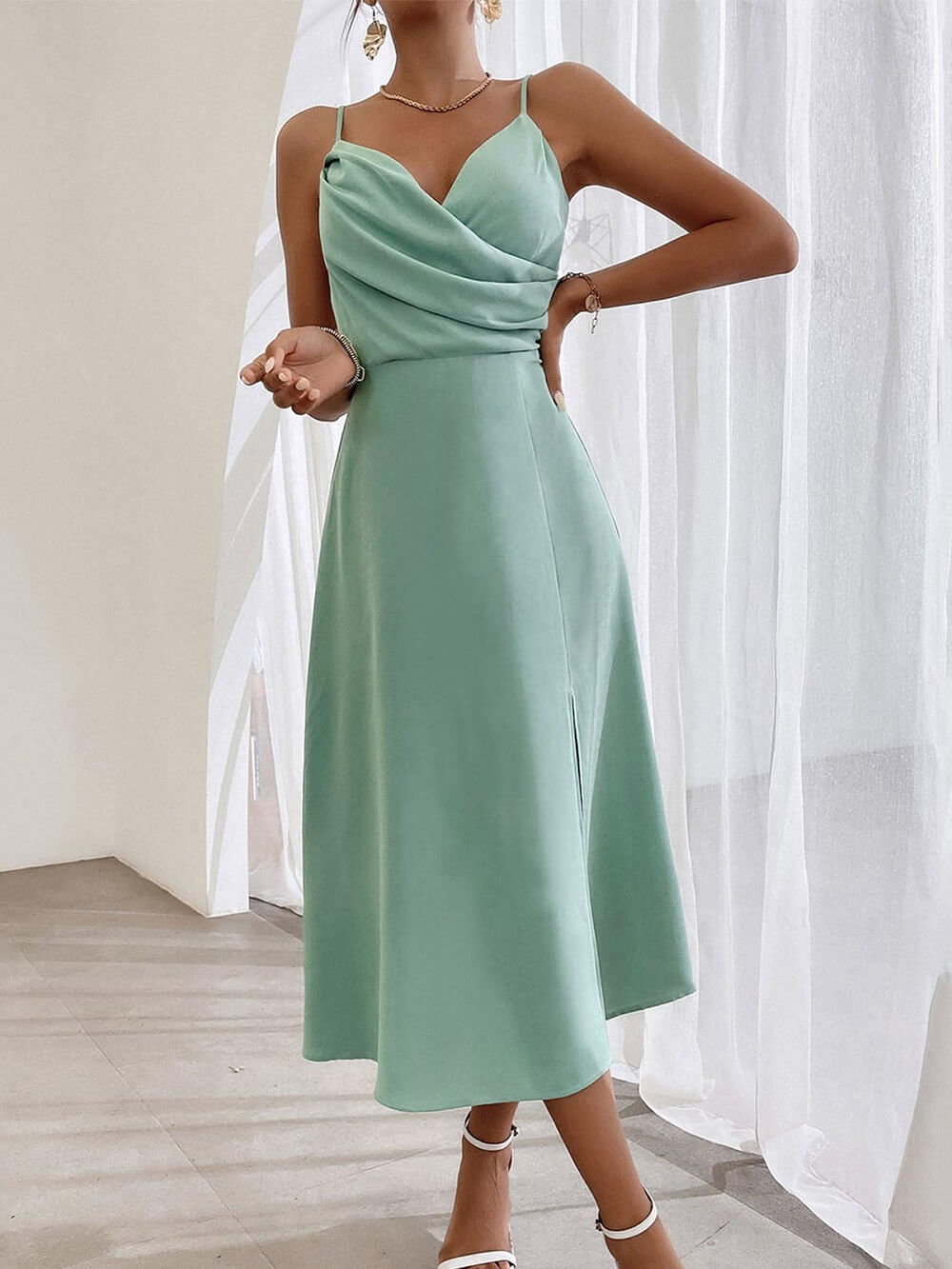 Elegantes Kleid mit Spaghettiträgern, plissiertem Bein und Beinschlitz
