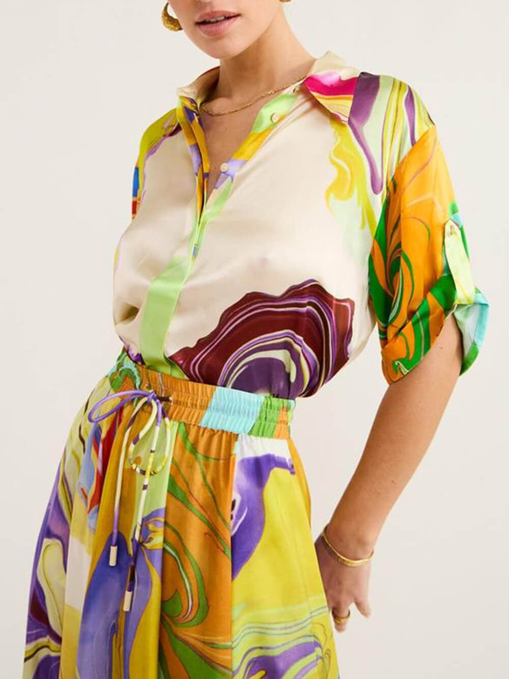 Modernes Set aus Satinbluse und -rock mit Print
