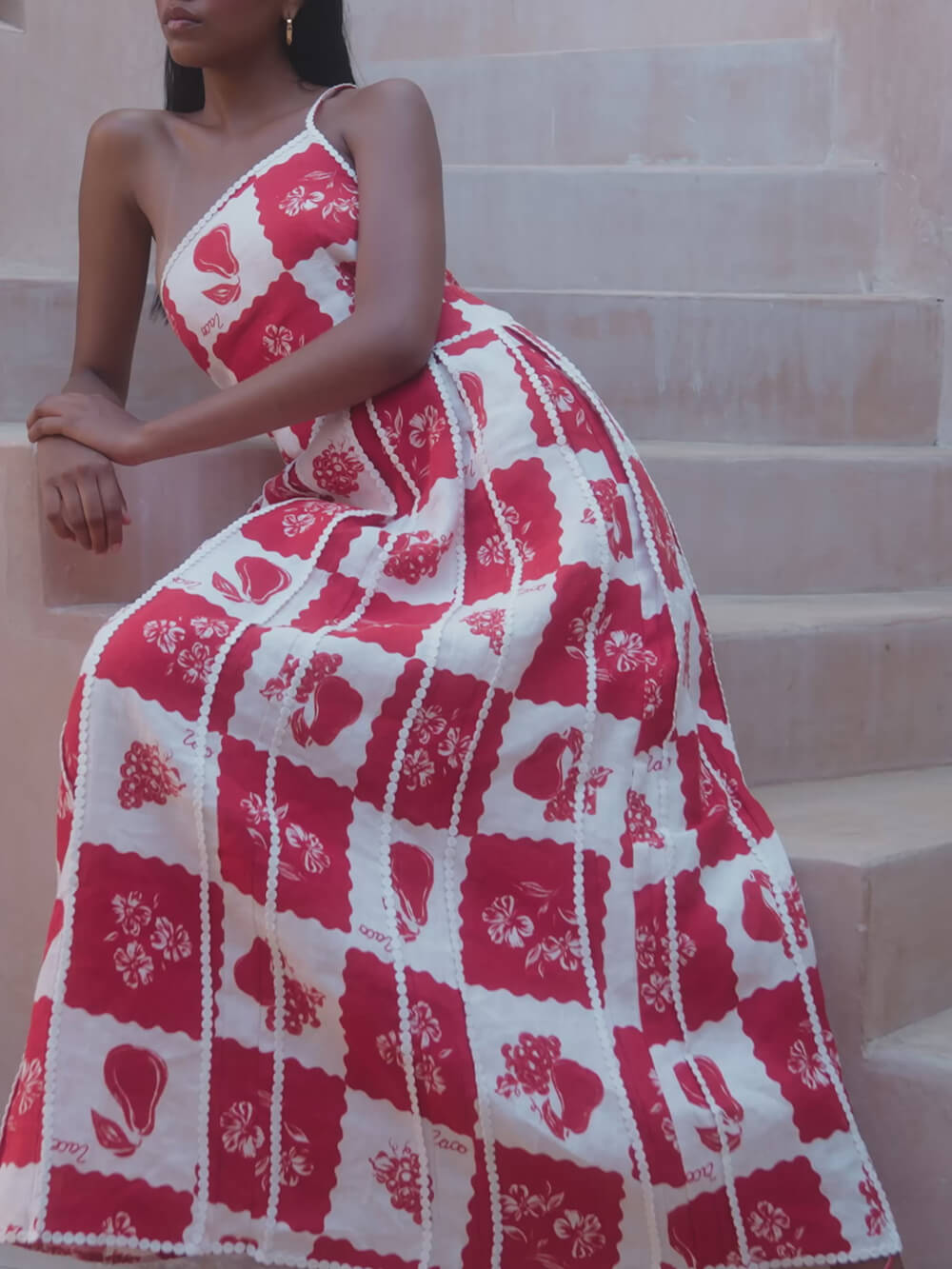 Maxikleid mit Blumenbesatz, einzigartigem Muster und ausgestelltem One-Shoulder-Schnitt