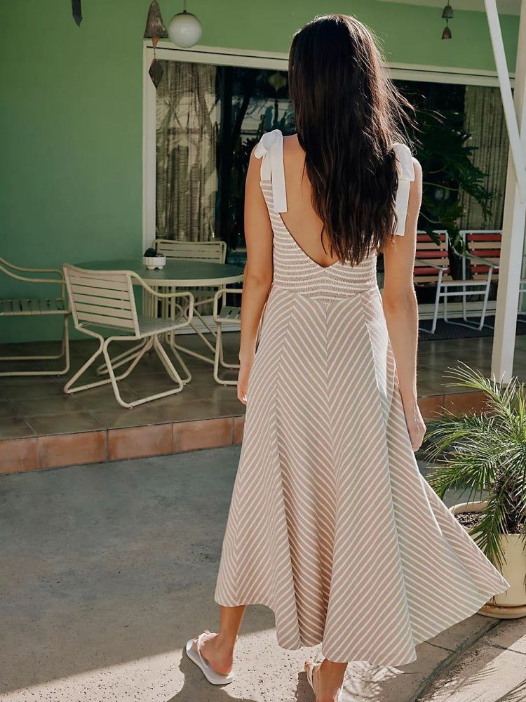 Strandkleid mit Rückenausschnitt und V-Ausschnitt