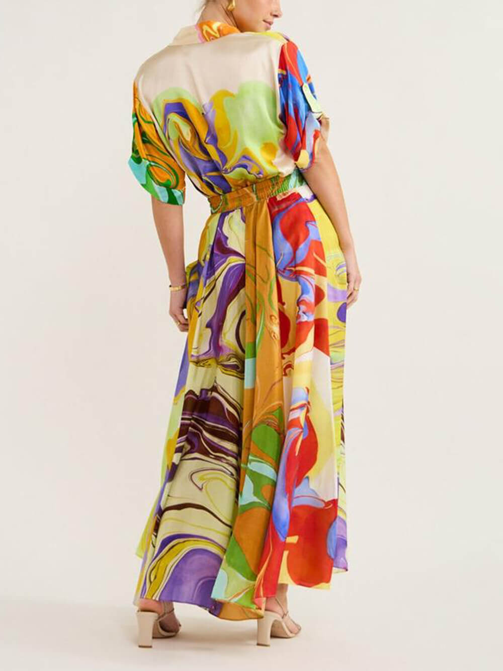 Modernes Set aus Satinbluse und -rock mit Print
