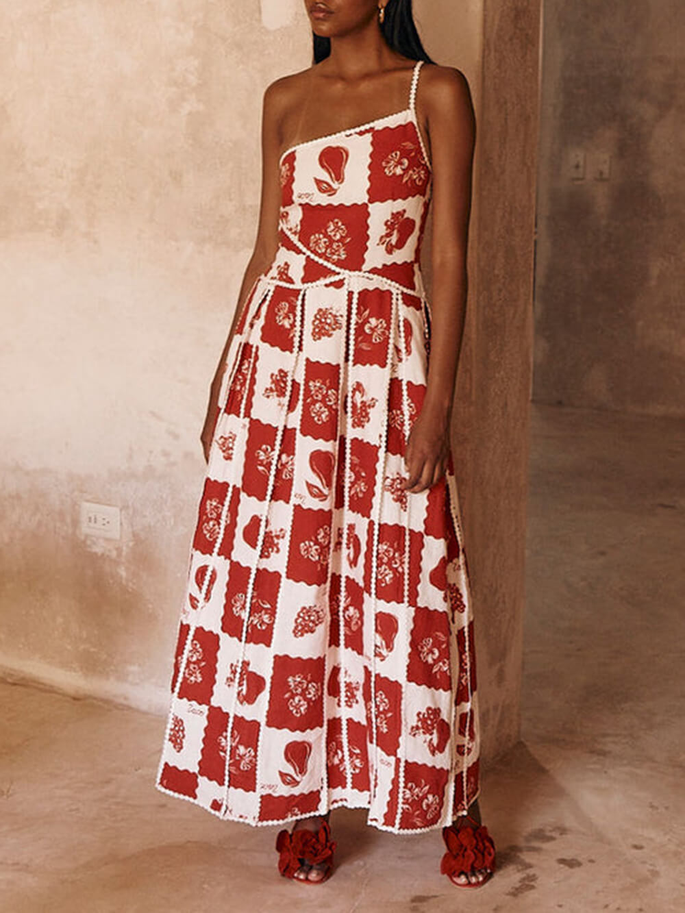 Maxikleid mit Blumenbesatz, einzigartigem Muster und ausgestelltem One-Shoulder-Schnitt