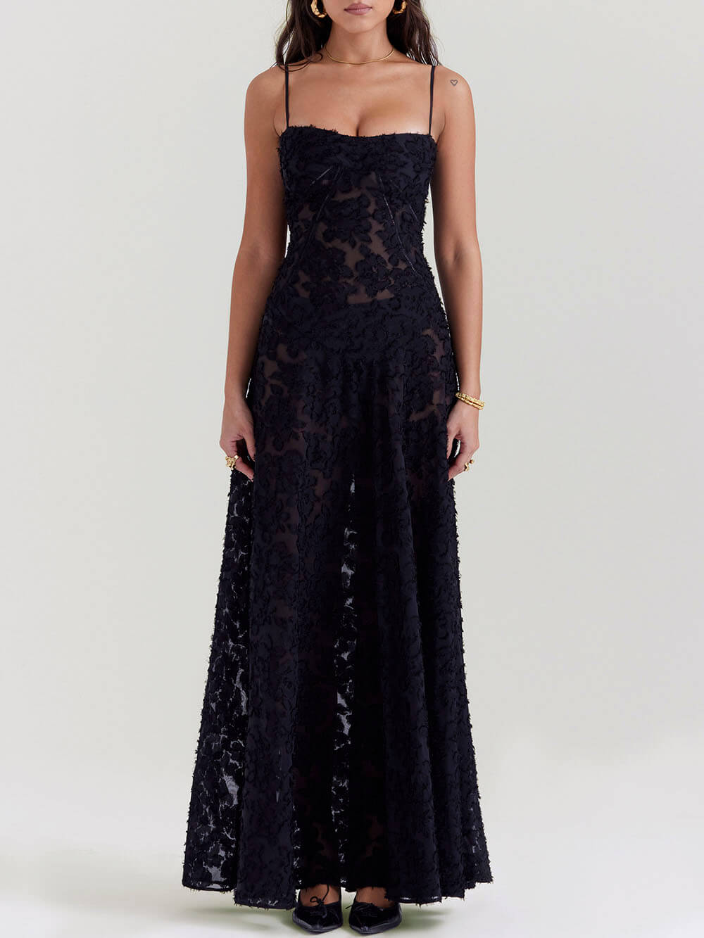 Schwarzes Maxi-Kleid mit floraler Spitze am Rücken