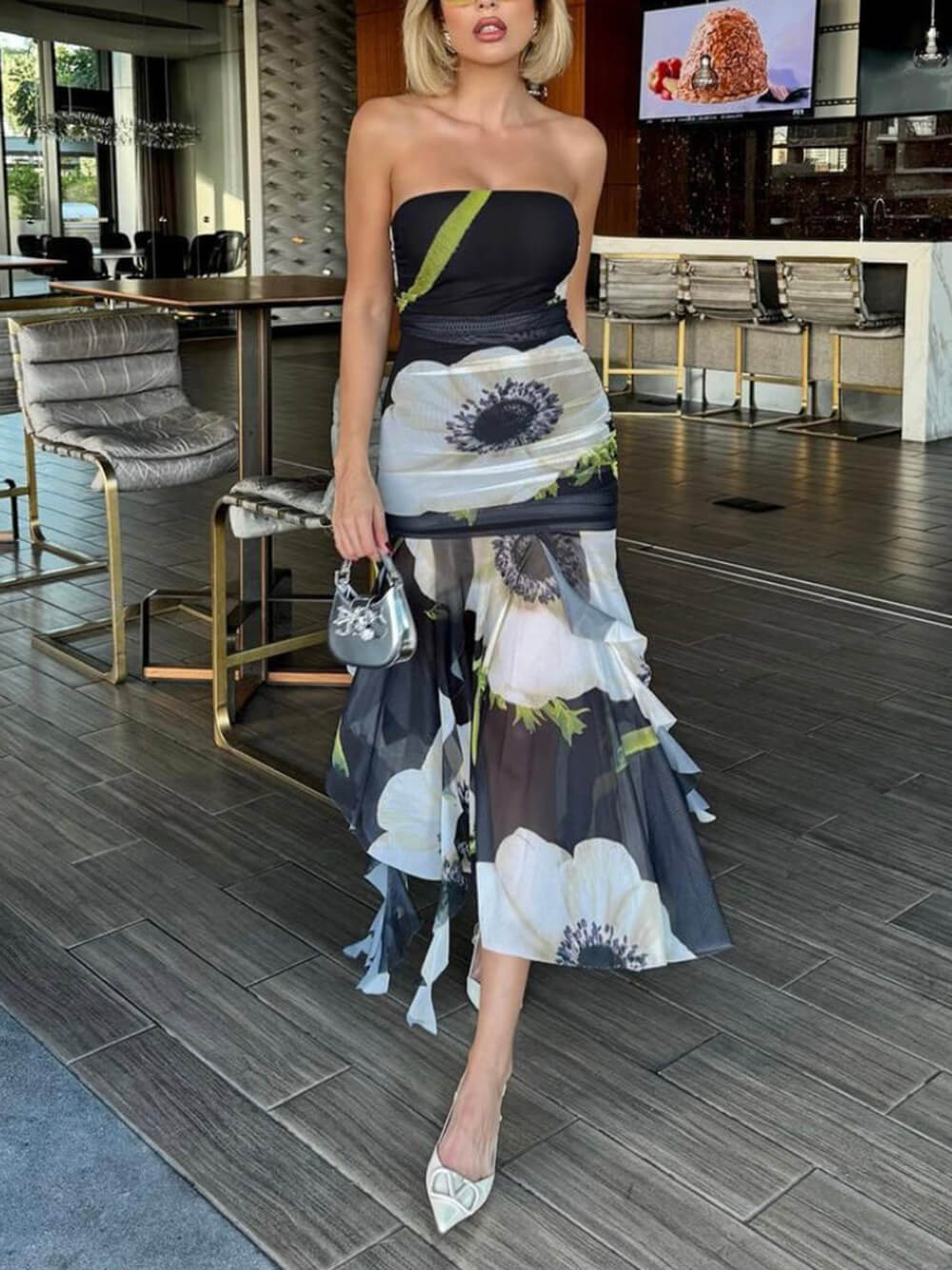 Mesh-Overlay-Kleid mit Blumenmuster, schulterfrei, gerafft, Rüschen und Stretch-Midilänge