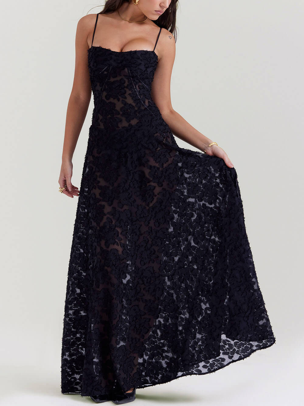 Schwarzes Maxi-Kleid mit floraler Spitze am Rücken