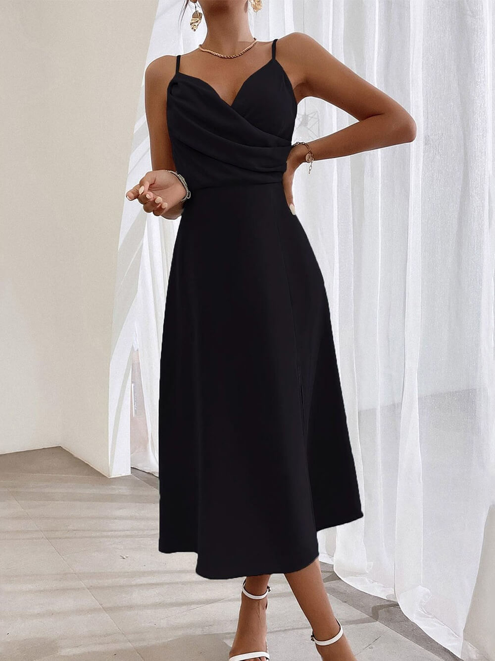 Elegantes Kleid mit Spaghettiträgern, plissiertem Bein und Beinschlitz