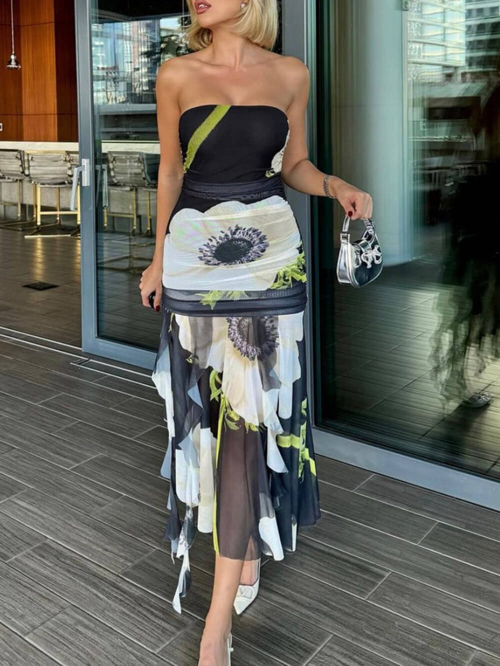 Mesh-Overlay-Kleid mit Blumenmuster, schulterfrei, gerafft, Rüschen und Stretch-Midilänge
