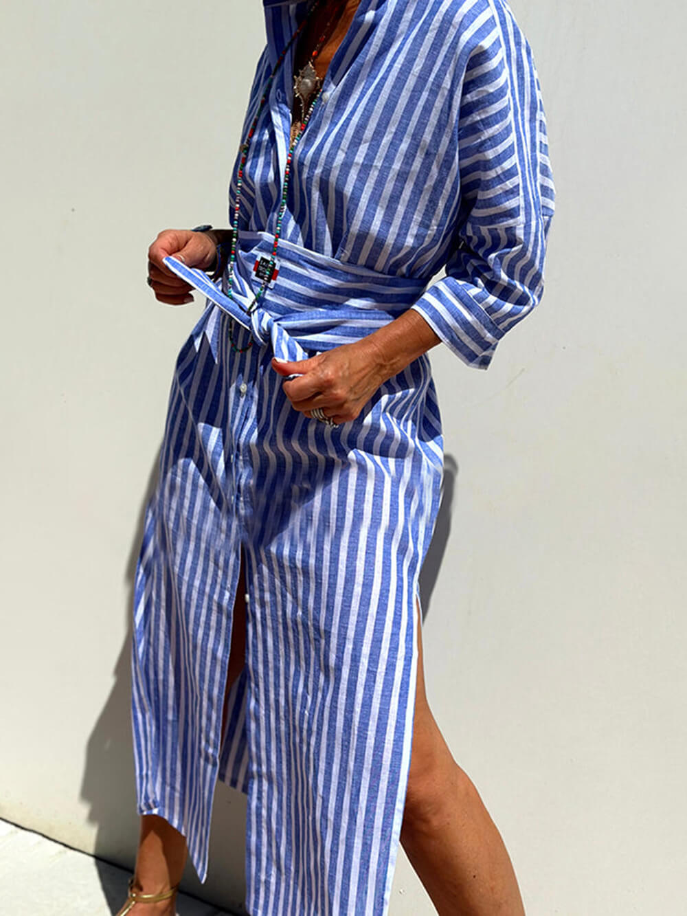 Gestreiftes Midi-Hemdblusenkleid mit halblangen Ärmeln und Gürtel