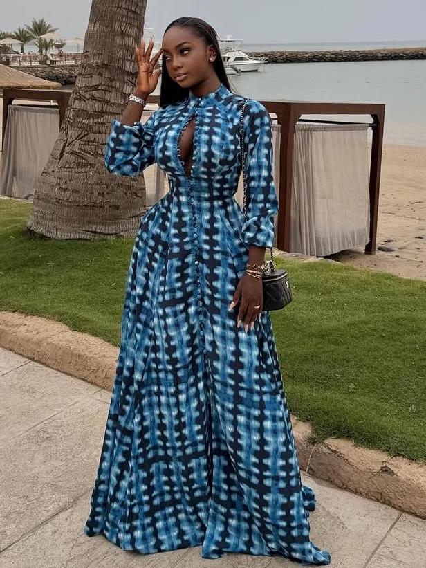 Blaues Batik-Maxikleid mit Knopfleiste